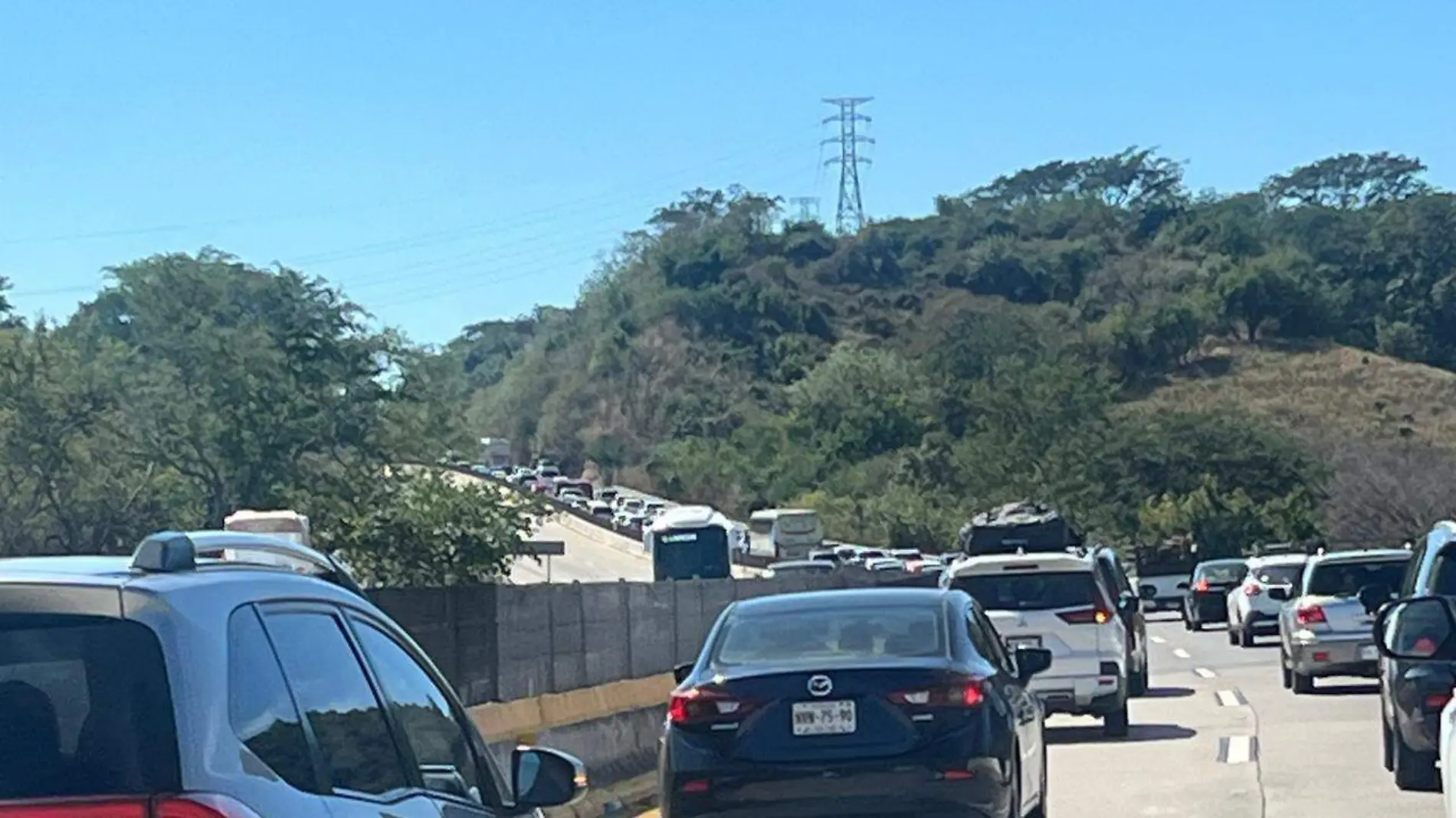 Ingresan autos por la Autopista del Sol